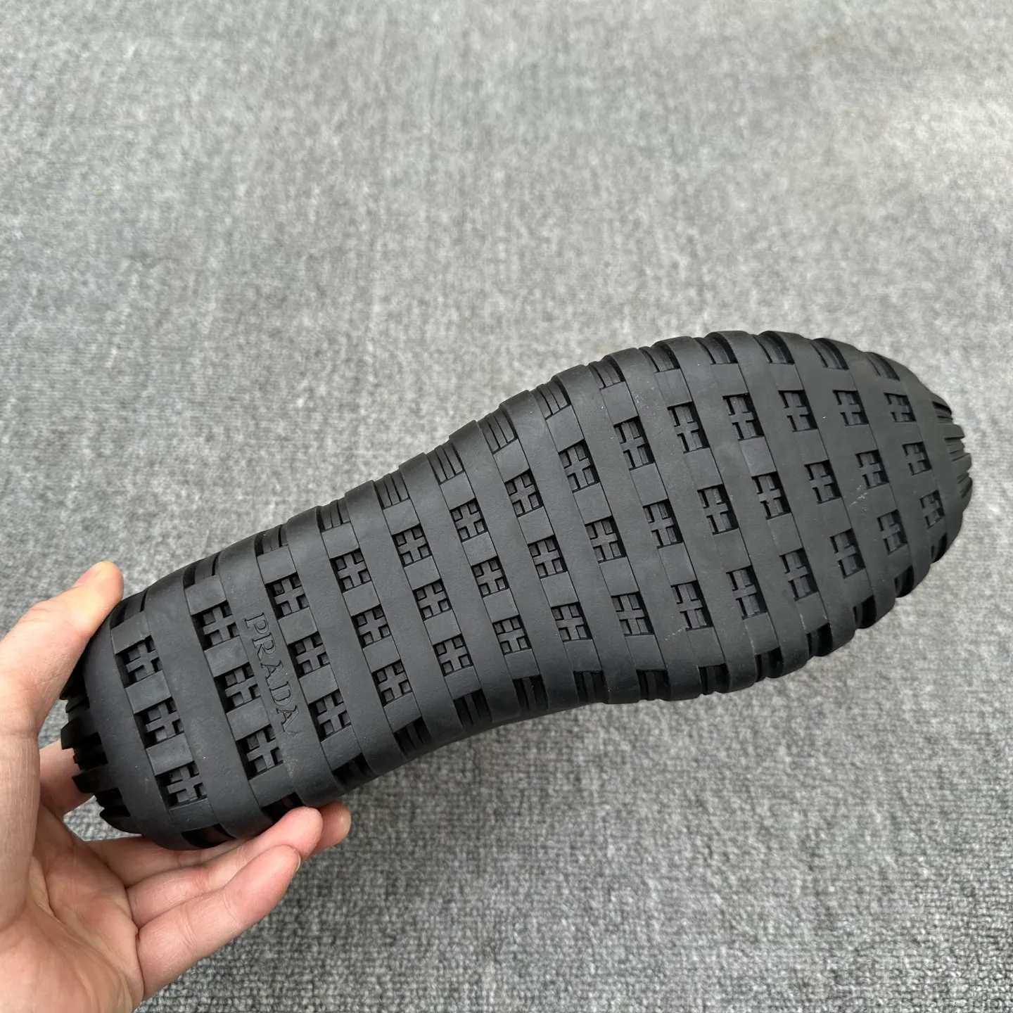 💰880 Prada/Prada’s new men’s spliced ​​casual sports boots! The shoe's exquisite stitching outlines a unique geometric texture, and contemporary lines and details reinterpret the classic sports style. The upper is made of ultra-official material, and the lining is full cowhide. It is lightweight, breathable, practical and versatile. The tongue is decorated with the Prada Milano logo, and the logo print is embellished with the laces. It is paired with a 2.5cm two-color rubber sole to create a comfortable wearing experience. Comes with full set of original packaging dust bag! Size: 39-40-41-42-43-44 (45 customized) standard leather shoe size Item number: 41274651
